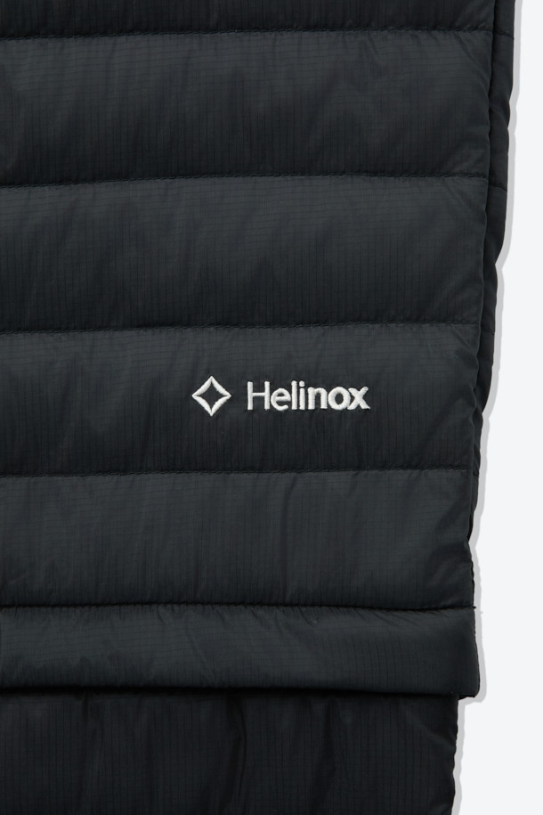 겨울철 야외 활동과 일상에서 활용하기 좋은 디테처블 구스 다운팬츠입니다. 800 필파워 유러피안 구스다운 안감과 10데니어 립스탑 나일론 겉감으로 뛰어난 보온성과 가벼운 착용감을 제공합니다. 레귤러핏으로 제작되어 편안한 활동성을 보장하며, 발수 기능으로 눈이나 가벼운 비에도 끄떡없습니다. 디테처블 디자인으로 상황에 따라 하프 팬츠 또는 긴 바지로 연출 가능하며, 포터블백이 함께 제공되어 휴대와 보관이 용이합니다. 스포티, 캐주얼, 고프코어 스타일을 모두 소화하며 캠핑, 여행, 등산 등 다양한 TPO에 적합합니다.
