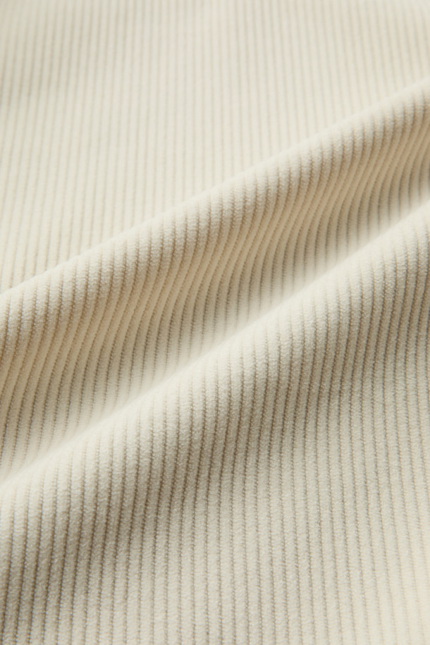 따뜻하고 포근한 겨울을 위한 코듀로이 셔츠입니다. 베이지와 아이보리 두 가지 색상으로 출시되어 어떤 스타일에도 매치하기 용이합니다. 두꺼운 두께감의 코듀로이와 폴리에스테르 혼방 소재로 제작되어 보온성과 통기성을 동시에 갖췄으며, 안감은 OCTA 소재를 사용하여 쾌적한 착용감을 제공합니다. 루즈핏으로 편안한 착용감을 선사하며, 캠핑룩, 클래식, 미니멀, 캐주얼 등 다양한 스타일 연출에 활용할 수 있습니다. 아웃포켓 디테일과 빠른 건조 기능은 실용성을 더합니다.
