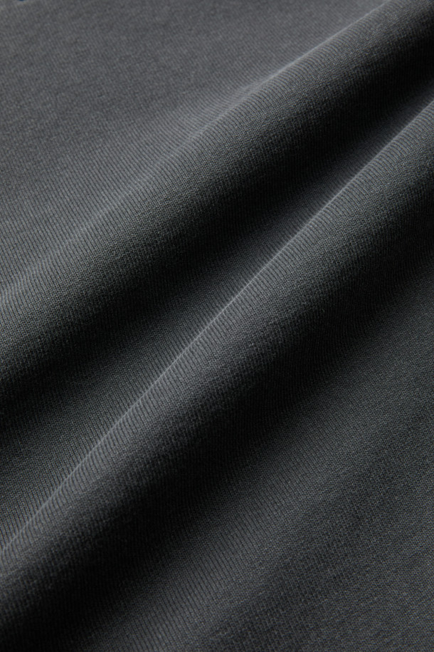 차콜 그레이 컬러의 피그먼트 로고 후디입니다. 부드러운 면 소재로 제작되어 편안한 착용감을 선사하며, 루즈핏 디자인으로 활동성을 높였습니다. 캠핑룩, 캐주얼, 고프코어, 미니멀 스타일 연출에 적합하며, 봄, 가을, 겨울철에 활용하기 좋습니다. 알루미늄 후드 스토퍼와 이클립스 절개 라인 디테일이 돋보이며, 팬츠와 셋업으로 트렌디하게 연출할 수 있습니다. 두꺼운 두께감으로 따뜻함을 더했습니다.
