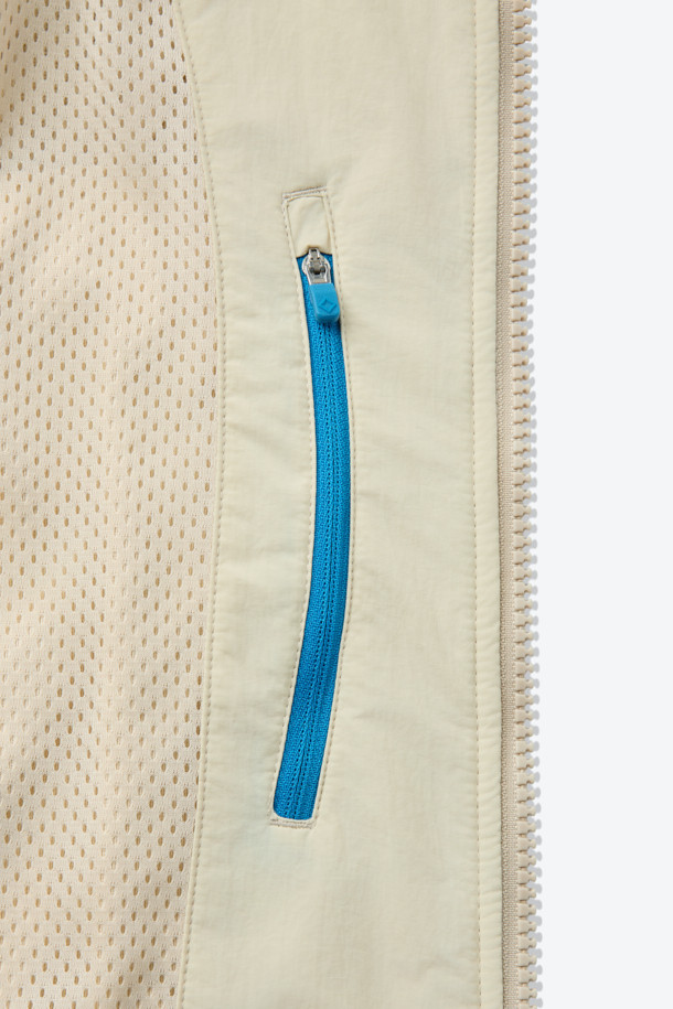 이탈리아 프리미엄 울 플리스 원단으로 제작된 울 플리스 베스트입니다. 아이보리와 베이지 두 가지 색상으로 출시되었으며, 캠핑, 아웃도어 활동은 물론 일상에서도 활용하기 좋습니다. 울 35% 혼방으로 보온성과 습도 조절 기능을 갖춰 가을, 겨울철 따뜻하게 착용할 수 있습니다. 하이넥 디자인과 레귤러핏으로 미니멀하고 캐주얼한 스타일을 연출하며, 이클립스 디테일 포켓과 곡선 절개 라인으로 디자인 포인트를 더했습니다. 집업 방식으로 간편하게 착용 가능하며, 부드러운 촉감과 소취 기능으로 쾌적함을 유지합니다.
