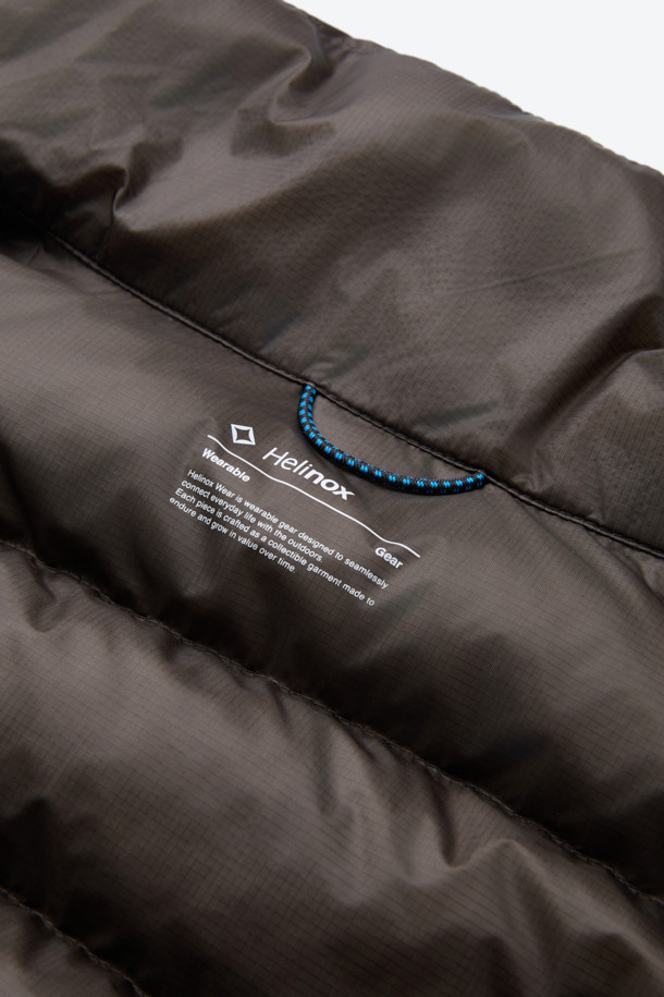 이클립스 팩 다운베스트는 가을, 겨울철 아웃도어 및 일상에서 활용하기 좋은 남녀 공용 다운 베스트입니다. 800 필파워 유러피안 구스 다운 충전재를 사용하여 가볍고 따뜻하며, 뛰어난 보온성과 방풍, 발수 기능을 제공합니다. 미니멀하고 스포티한 디자인에 무지 패턴의 블랙 컬러로, 여행, 캠핑, 등산 등 다양한 TPO에 활용하기 좋습니다. 레귤러핏으로 편안한 착용감을 선사하며, 비대칭형 지퍼와 포터블 백 구조, RDS 인증을 통해 기능성과 디자인을 모두 잡았습니다. 부드러운 나일론 소재로 제작되어 우수한 촉감을 느낄 수 있습니다.
