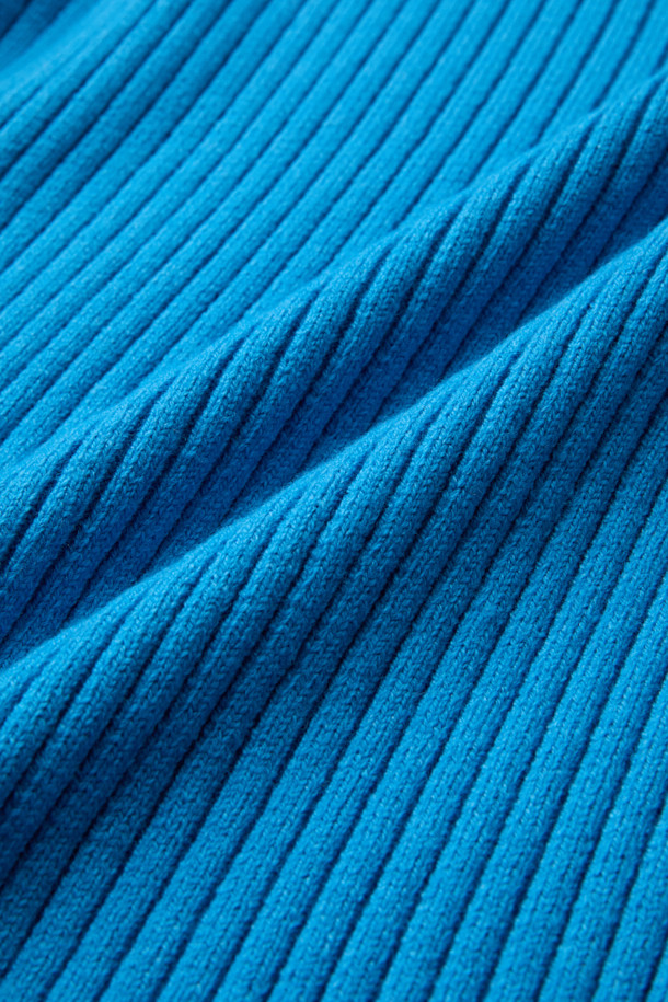 블루 컬러의 울 혼방 후드 니트입니다. 울 37% 함유로 부드러운 촉감과 뛰어난 보온성을 제공하며, 가을, 겨울철에 따뜻하게 착용할 수 있습니다. 레귤러핏으로 제작되었으며, 캐주얼 및 스포티 스타일을 연출하기 좋습니다. 벤틸레이션 넥 지퍼와 사이드 벤틸레이션 지퍼 디테일이 돋보이며, 무지 디자인으로 미니멀한 무드를 더했습니다. 일상 및 아웃도어 활동 모두에 적합한 실용적인 아이템입니다.
