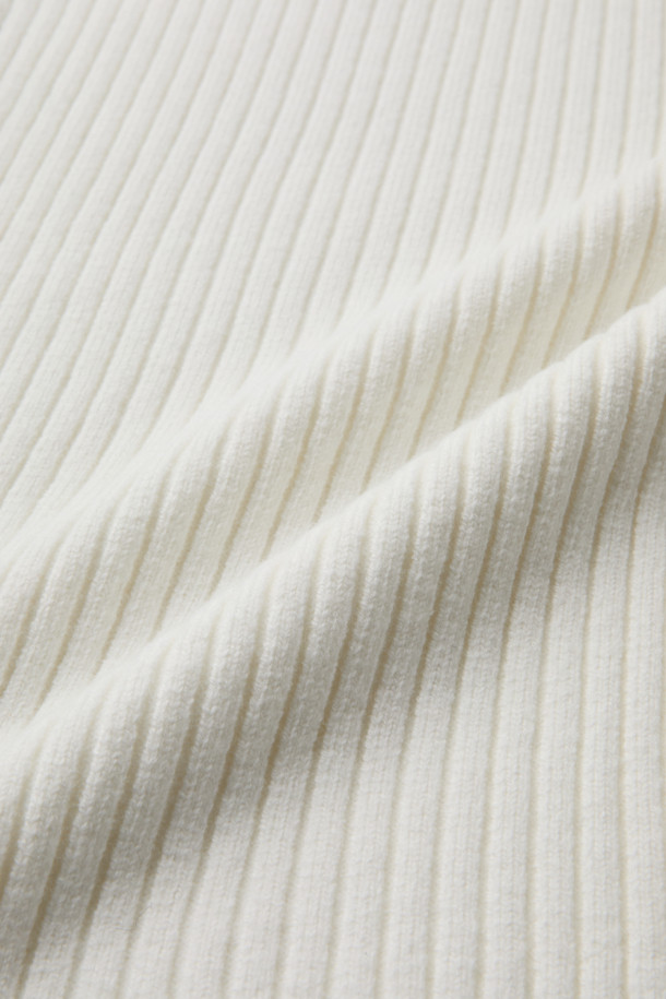 찬 바람에도 끄떡없는 울 혼방 후드 니트입니다. 부드러운 촉감의 울(37%) 혼방 소재로 제작되어 보온성이 뛰어나 겨울철에도 따뜻하게 착용할 수 있습니다. 벤틸레이션 넥 지퍼와 사이드 벤틸레이션 지퍼 디테일로 활동성을 높였으며, 캐주얼, 스포티, 미니멀 스타일을 모두 소화 가능합니다. 일상생활은 물론 캠핑룩으로도 활용하기 좋은 실용적인 아이템입니다. 레귤러핏과 무지 디자인의 화이트 컬러로 어디에나 매치하기 용이합니다.
