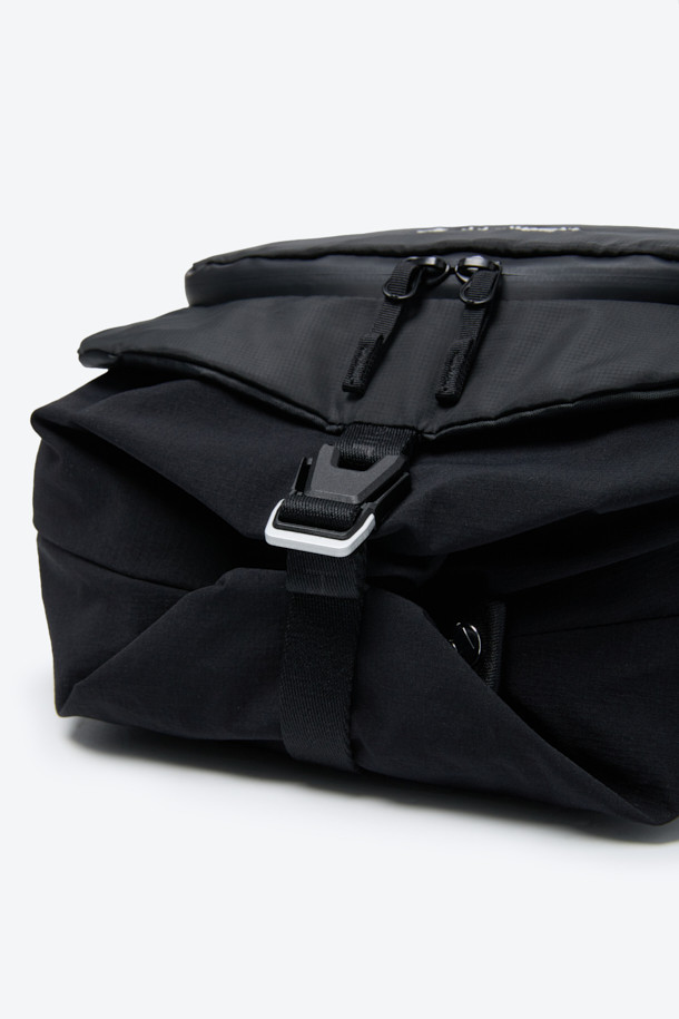 세련된 남성 듀얼 크로스백입니다. 블랙 컬러의 방수 나일론 소재로 제작되어 튼튼하고 실용적입니다. 반원 형태의 미디엄 사이즈 가방으로, 리버서블 구조와 양면 수납공간을 갖춰 실용성을 높였습니다. 이클립스 심볼 패턴과 조절 가능한 스트랩 디자인이 특징이며, 크로스백과 토트백으로 변형이 가능하여 출근룩, 여행룩, 비즈니스 캐주얼 등 다양한 TPO에 활용할 수 있습니다. 미니멀, 캐주얼, 시크한 스타일을 즐기는 남성에게 적합합니다.
