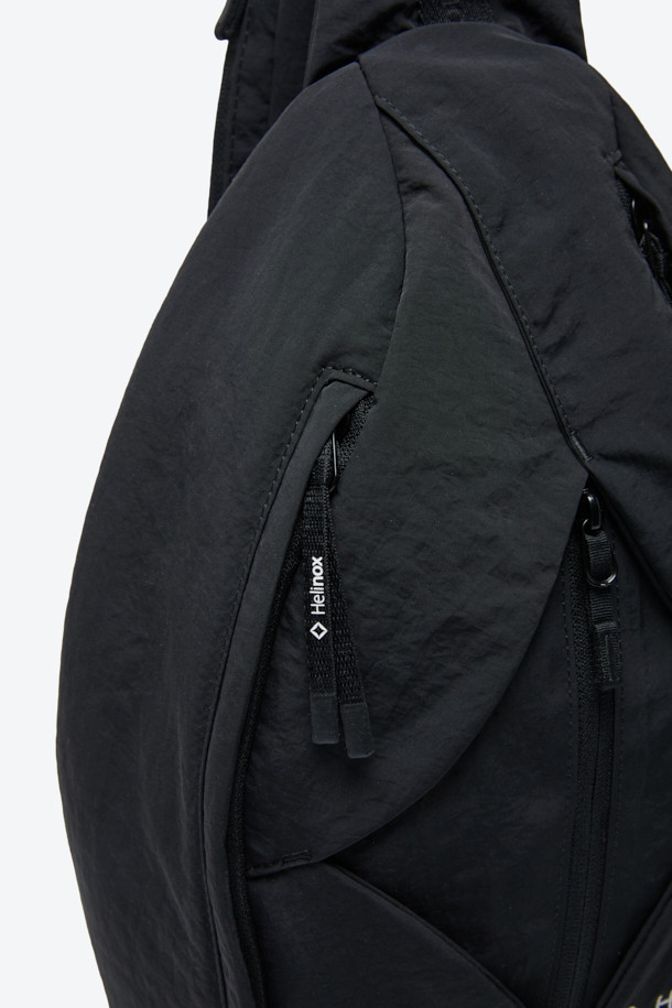 헬리녹스 듀얼 슬링백은 미니멀하고 테크니컬한 스타일을 추구하는 남성 고객을 위한 가방입니다. 블랙 컬러의 나일론 소재로 제작되었으며, 미디엄 사이즈의 원형 디자인에 로고 패턴과 버클 디테일이 특징입니다. 모듈형 구조와 전후면 분리 수납, 좌우 양방향 시스템을 통해 실용성을 높였으며, 버클형 및 지퍼형 잠금 방식으로 소지품의 안전을 더했습니다. 일상 및 아웃도어 활동 모두에 적합하며, 양방향 착용 및 허리 고정 벨트가 있어 편리하게 사용할 수 있습니다.
