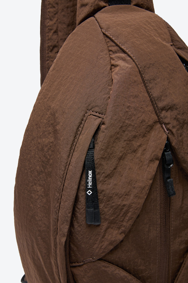 헬리녹스 듀얼 슬링백은 미니멀하고 테크니컬한 스타일을 추구하는 남성을 위한 브라운 컬러의 슬링백입니다. 나일론 소재로 제작되어 미디엄 사이즈로, 로고 패턴과 버클 디자인 장식이 특징입니다. 전후면 분리 수납, 좌우 양방향 시스템, 허리 고정 벨트, 그리고 모듈형 디자인을 통해 기능성을 극대화했습니다. 지퍼형 및 버클형 잠금 방식으로 내용물을 안전하게 보호하며, 일상 및 아웃도어 활동, 특히 여행룩에 적합합니다. 양방향 착용이 가능하며, 전면과 후면에 독립적인 수납공간을 제공하여 실용성을 더했습니다.
