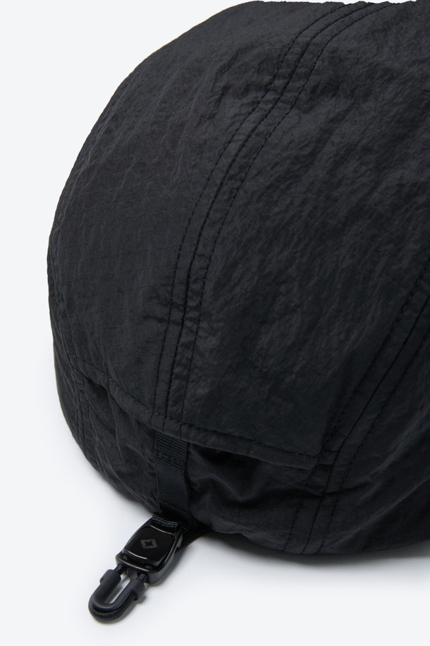 올겨울, 당신의 따뜻함을 책임질 트루퍼 캡입니다. 블랙 컬러의 무지 디자인으로 어떤 스타일에도 쉽게 매치할 수 있으며, 캐주얼, 고프코어, 미니멀 스타일 연출에 적합합니다. 깊은 모자 깊이와 중간 챙 넓이로 보온성과 스타일을 모두 잡았으며, 부드러운 나일론 소재와 두꺼운 두께, 기모 및 패딩 안감으로 뛰어난 착용감을 선사합니다. 방풍 기능과 사이즈 조절 스트링, 스토퍼는 물론, 이어플랩 장착 및 탈착이 가능하여 더욱 실용적입니다. 일상, 아웃도어 활동은 물론 등산룩과 캠핑룩에도 활용해 보세요.
