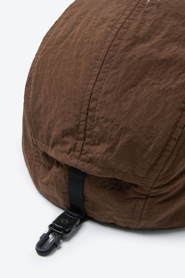 보온성과 방풍 기능을 갖춘 트루퍼 캡입니다. 겨울철 추위로부터 보호해주는 두꺼운 두께감과 부드러운 촉감의 나일론 소재를 사용하여 편안한 착용감을 선사합니다. 40g/m² 저중량 합성 패딩 충전재와 기모, 패딩 안감으로 보온성을 높였으며, 귀 전체를 덮는 이어플랩 구조로 찬 바람을 효과적으로 막아줍니다. 후면 조절 스트링과 스토퍼가 있어 사이즈 조절이 용이하며, 일상 및 아웃도어 활동 시 캐주얼, 고프코어 및 워크웨어 스타일과 함께 매치하여 따뜻하고 스타일리시한 겨울 룩을 연출할 수 있습니다. 무지 디자인의 브라운 컬러로 다양한 코디에 활용하기 좋습니다.