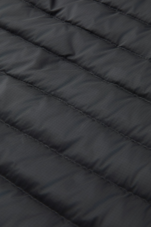 가을, 겨울 시즌 활용도가 높은 디테처블 미드레이어 경량 다운 재킷입니다. 블랙 색상의 무지 디자인으로 미니멀하고 스포티한 스타일을 연출하며, 일상 및 아웃도어 활동에 적합합니다. 가볍고 부드러운 나일론 소재와 얇은 두께감으로 편안한 착용감을 선사합니다. 소매 탈부착이 가능하며, 800 필파워 구스다운, 발수 가공, RDS 인증, 포터블백 수납 기능으로 휴대성과 보온성을 높였습니다. 여행룩, 출근룩 등 다양한 TPO에 미니멀, 스포티, 클래식 스타일로 매치하여 활용해보세요.
