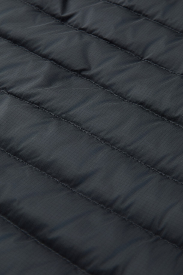 가볍고 따뜻한 탈부착 미드레이어 경량 다운 재킷입니다. 800 필파워 구스다운 충전재와 발수가공 처리를 하여 가을, 겨울철에도 쾌적하게 착용 가능합니다. RDS 인증을 받은 윤리적인 다운을 사용했으며, 포터블 백에 넣어 간편하게 휴대할 수 있습니다. 미니멀하고 스포티한 디자인으로 일상, 아웃도어, 여행 등 다양한 TPO에 활용 가능합니다. 블랙 컬러의 무지 스타일로 어떤 스타일에도 쉽게 매치할 수 있는 활용도 높은 아이템입니다.
