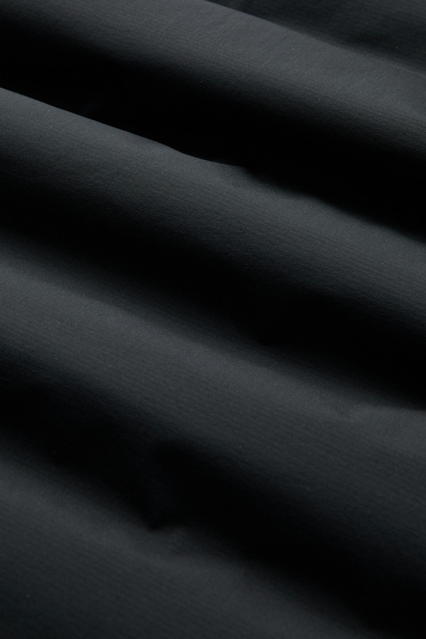 논퀼팅 헤비 다운자켓은 겨울철 일상 및 아웃도어 활동에 적합한 남녀 공용 다운자켓입니다. 미니멀한 스타일의 무지 디자인으로, 800 필파워 구스다운과 20데니어 2레이어 나일론 원단을 사용하여 두꺼운 두께감으로 뛰어난 보온성을 제공합니다. 논퀼팅 디자인과 발수, 방풍 기능을 갖춰 추운 날씨에도 쾌적하게 착용 가능하며, RDS 인증을 받아 윤리적인 소비를 지향합니다. 레귤러핏으로 편안한 착용감을 선사하며, 겨울 데일리룩, 여행룩에 미니멀, 클래식, 캐주얼 스타일을 더해줍니다.
