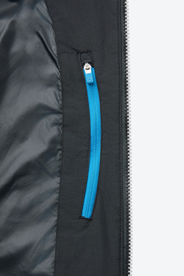 미니멀한 디자인과 뛰어난 보온성을 자랑하는 울 플리스 재킷입니다. 부드러운 촉감의 울 플리스 소재로 제작되어 가을, 겨울철 일상 및 아웃도어 활동에 적합합니다. 하이넥 디자인과 2WAY 지퍼 여밈으로 실용성을 더했으며, 이클립스 로고 모티브와 우븐 하단 디테일이 세련된 포인트를 더합니다. 레귤러핏으로 제작되어 편안한 착용감을 선사하며, 셋업 스타일링도 가능하여 출근룩과 캠핑룩 등 다양한 TPO에 활용할 수 있습니다. 땀 냄새 억제, 습도 조절 기능으로 쾌적한 착용감을 유지합니다.
