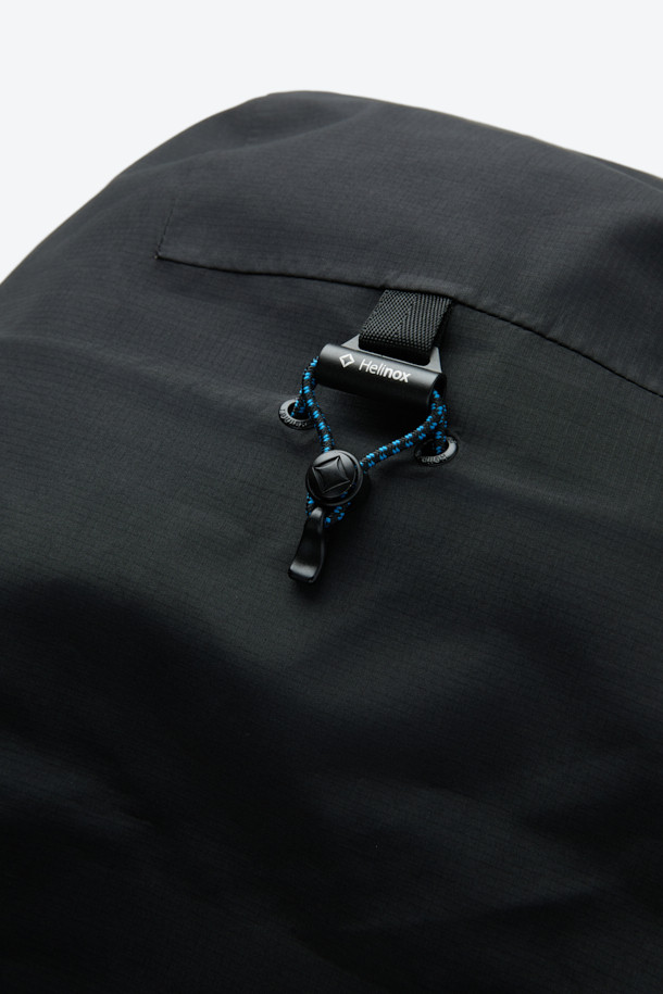 3L 하드쉘 재킷은 아웃도어 활동, 하이킹, 등산에 적합한 남녀 공용 방수/방풍 재킷입니다. 미니멀하고 스포티한 스타일의 블랙 색상 무지 디자인으로, 겨울철 두꺼운 두께감으로 보온성을 높였습니다. 3레이어 구조, 내수압 20,000mm, 투습 기능, 에어쉴드 후드, 사이드 벤틸레이션을 갖춰 쾌적한 착용감을 제공합니다. YKK 방수 지퍼와 이중 포켓으로 실용성을 더했으며, 레귤러 핏과 긴 소매 기장으로 활동성을 높였습니다. 등산룩, 캠핑룩 등 다양한 TPO에 활용 가능합니다.
