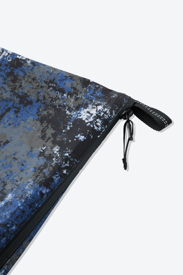 리플렉티브 2.5L 듀얼판초는 하이킹, 캠핑, 트레킹, 백패킹 등 다양한 아웃도어 활동에 적합한 판초입니다. 블루, 네이비 두 가지 색상으로 제공되며, 봄, 여름, 가을 계절에 착용하기 좋습니다. 얇고 가벼운 2.5L 멤브레인 소재에, 방수, 투습, 발수 기능을 갖춰 쾌적한 착용감을 제공합니다. 롱 기장에 오버핏 또는 루즈핏으로 편안하게 착용 가능하며, 지퍼형과 스냅 여밈 방식으로 편리합니다. 반사 기능을 갖춘 리플렉티브 디자인으로 야간 활동 시 안전성을 높였으며, 타프 형태로 변형하여 활용할 수도 있습니다.
