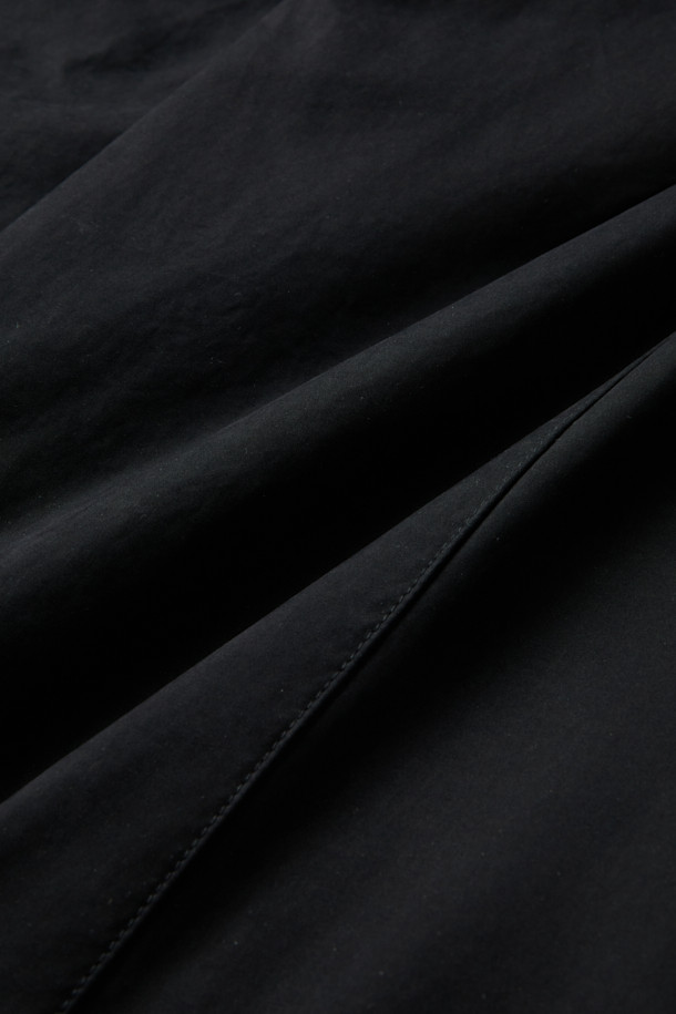 간절기부터 초여름까지 활용하기 좋은 코튼 혼방 루즈 핏 캠프 카고 팬츠입니다. 블랙 컬러에 면, 폴리에스테르, 나일론 혼방 소재로 제작되어 부드러운 촉감을 선사합니다. 넉넉한 루즈 핏으로 편안함을 강조했으며, 디본딩 처리된 소재와 카고 포켓 디테일이 돋보입니다. 퀵 릴리즈 허리 인서트 벨트와 사이즈 조절 기능으로 활동성을 높였으며, 여행룩, 캠핑룩, 등산룩 등 다양한 TPO에 캐주얼, 워크웨어, 고프코어 스타일로 연출하기 좋습니다.
