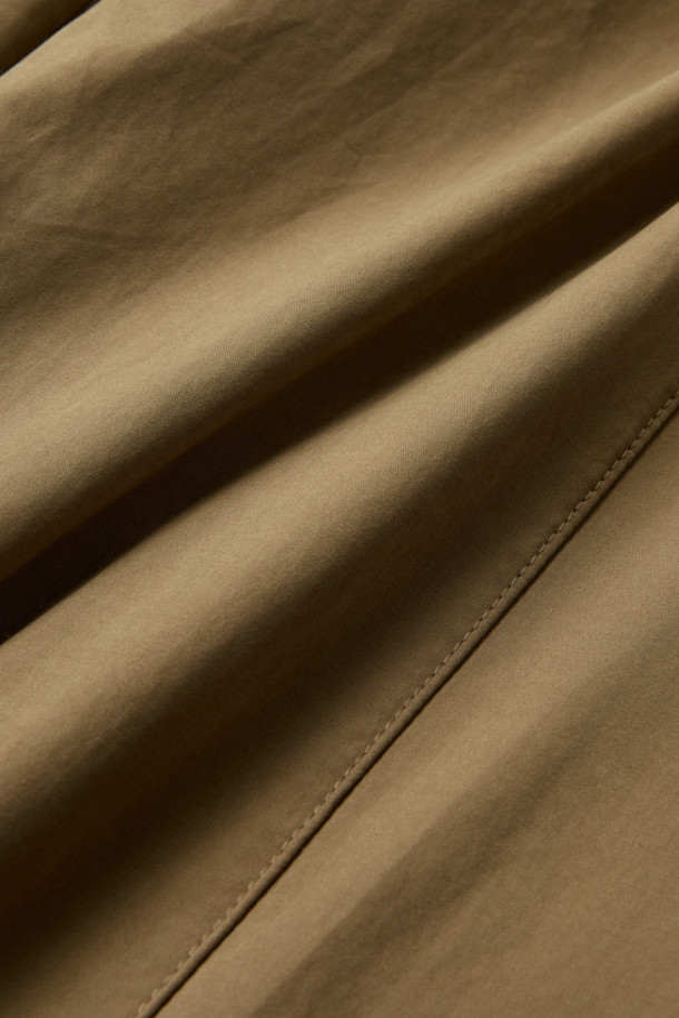 부드러운 촉감이 돋보이는 코튼 혼방 루즈 핏 캠프 카고 팬츠입니다. 간절기에 적합하며, 캐주얼, 미니멀, 워크웨어 스타일을 모두 아우르는 디자인입니다. 브라운 컬러의 무지 디자인으로, 여행룩이나 캠핑룩에 활용하기 좋습니다. 디본딩 소재와 카고 포켓 디테일이 특징이며, 퀵 릴리즈 허리 인서트 벨트와 사이즈 조절 기능으로 편안한 착용감을 선사합니다. 면, 폴리에스터, 나일론 혼방 소재로 제작되어 튼튼하며, 루즈 핏으로 편안하게 활동할 수 있습니다.
