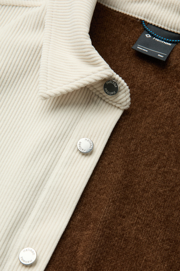 따뜻하고 포근한 겨울을 위한 코듀로이 셔츠입니다. 베이지와 아이보리 두 가지 색상으로 출시되어 어떤 스타일에도 매치하기 용이합니다. 두꺼운 두께감의 코듀로이와 폴리에스테르 혼방 소재로 제작되어 보온성과 통기성을 동시에 갖췄으며, 안감은 OCTA 소재를 사용하여 쾌적한 착용감을 제공합니다. 루즈핏으로 편안한 착용감을 선사하며, 캠핑룩, 클래식, 미니멀, 캐주얼 등 다양한 스타일 연출에 활용할 수 있습니다. 아웃포켓 디테일과 빠른 건조 기능은 실용성을 더합니다.
