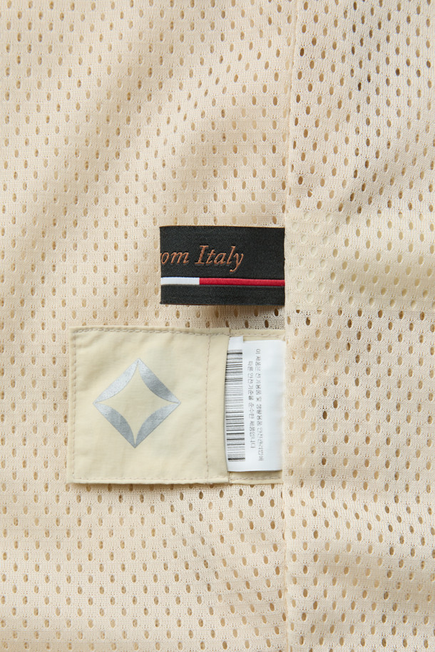 이탈리아 프리미엄 울 플리스 원단으로 제작된 울 플리스 베스트입니다. 아이보리와 베이지 두 가지 색상으로 출시되었으며, 캠핑, 아웃도어 활동은 물론 일상에서도 활용하기 좋습니다. 울 35% 혼방으로 보온성과 습도 조절 기능을 갖춰 가을, 겨울철 따뜻하게 착용할 수 있습니다. 하이넥 디자인과 레귤러핏으로 미니멀하고 캐주얼한 스타일을 연출하며, 이클립스 디테일 포켓과 곡선 절개 라인으로 디자인 포인트를 더했습니다. 집업 방식으로 간편하게 착용 가능하며, 부드러운 촉감과 소취 기능으로 쾌적함을 유지합니다.
