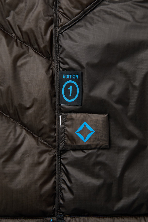 이클립스 팩 다운베스트는 가을, 겨울철 아웃도어 및 일상에서 활용하기 좋은 남녀 공용 다운 베스트입니다. 800 필파워 유러피안 구스 다운 충전재를 사용하여 가볍고 따뜻하며, 뛰어난 보온성과 방풍, 발수 기능을 제공합니다. 미니멀하고 스포티한 디자인에 무지 패턴의 블랙 컬러로, 여행, 캠핑, 등산 등 다양한 TPO에 활용하기 좋습니다. 레귤러핏으로 편안한 착용감을 선사하며, 비대칭형 지퍼와 포터블 백 구조, RDS 인증을 통해 기능성과 디자인을 모두 잡았습니다. 부드러운 나일론 소재로 제작되어 우수한 촉감을 느낄 수 있습니다.
