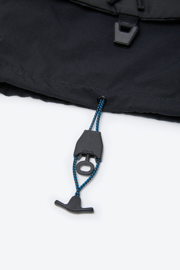 세련된 남성 듀얼 크로스백입니다. 블랙 컬러의 방수 나일론 소재로 제작되어 튼튼하고 실용적입니다. 반원 형태의 미디엄 사이즈 가방으로, 리버서블 구조와 양면 수납공간을 갖춰 실용성을 높였습니다. 이클립스 심볼 패턴과 조절 가능한 스트랩 디자인이 특징이며, 크로스백과 토트백으로 변형이 가능하여 출근룩, 여행룩, 비즈니스 캐주얼 등 다양한 TPO에 활용할 수 있습니다. 미니멀, 캐주얼, 시크한 스타일을 즐기는 남성에게 적합합니다.
