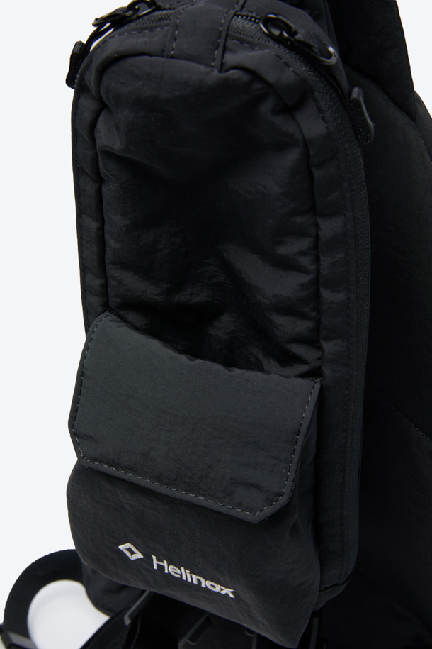 헬리녹스 듀얼 슬링백은 미니멀하고 테크니컬한 스타일을 추구하는 남성 고객을 위한 가방입니다. 블랙 컬러의 나일론 소재로 제작되었으며, 미디엄 사이즈의 원형 디자인에 로고 패턴과 버클 디테일이 특징입니다. 모듈형 구조와 전후면 분리 수납, 좌우 양방향 시스템을 통해 실용성을 높였으며, 버클형 및 지퍼형 잠금 방식으로 소지품의 안전을 더했습니다. 일상 및 아웃도어 활동 모두에 적합하며, 양방향 착용 및 허리 고정 벨트가 있어 편리하게 사용할 수 있습니다.
