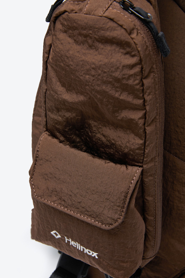 헬리녹스 듀얼 슬링백은 미니멀하고 테크니컬한 스타일을 추구하는 남성을 위한 브라운 컬러의 슬링백입니다. 나일론 소재로 제작되어 미디엄 사이즈로, 로고 패턴과 버클 디자인 장식이 특징입니다. 전후면 분리 수납, 좌우 양방향 시스템, 허리 고정 벨트, 그리고 모듈형 디자인을 통해 기능성을 극대화했습니다. 지퍼형 및 버클형 잠금 방식으로 내용물을 안전하게 보호하며, 일상 및 아웃도어 활동, 특히 여행룩에 적합합니다. 양방향 착용이 가능하며, 전면과 후면에 독립적인 수납공간을 제공하여 실용성을 더했습니다.
