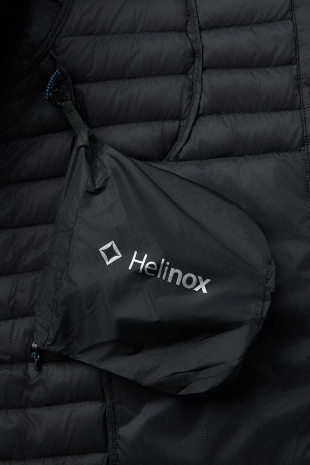 가을, 겨울 시즌 활용도가 높은 디테처블 미드레이어 경량 다운 재킷입니다. 블랙 색상의 무지 디자인으로 미니멀하고 스포티한 스타일을 연출하며, 일상 및 아웃도어 활동에 적합합니다. 가볍고 부드러운 나일론 소재와 얇은 두께감으로 편안한 착용감을 선사합니다. 소매 탈부착이 가능하며, 800 필파워 구스다운, 발수 가공, RDS 인증, 포터블백 수납 기능으로 휴대성과 보온성을 높였습니다. 여행룩, 출근룩 등 다양한 TPO에 미니멀, 스포티, 클래식 스타일로 매치하여 활용해보세요.
