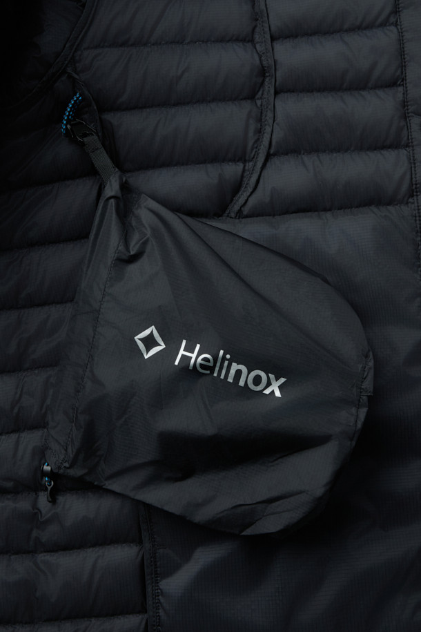 가볍고 따뜻한 탈부착 미드레이어 경량 다운 재킷입니다. 800 필파워 구스다운 충전재와 발수가공 처리를 하여 가을, 겨울철에도 쾌적하게 착용 가능합니다. RDS 인증을 받은 윤리적인 다운을 사용했으며, 포터블 백에 넣어 간편하게 휴대할 수 있습니다. 미니멀하고 스포티한 디자인으로 일상, 아웃도어, 여행 등 다양한 TPO에 활용 가능합니다. 블랙 컬러의 무지 스타일로 어떤 스타일에도 쉽게 매치할 수 있는 활용도 높은 아이템입니다.
