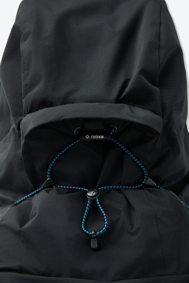 논퀼팅 헤비 다운자켓은 겨울철 일상 및 아웃도어 활동에 적합한 남녀 공용 다운자켓입니다. 미니멀한 스타일의 무지 디자인으로, 800 필파워 구스다운과 20데니어 2레이어 나일론 원단을 사용하여 두꺼운 두께감으로 뛰어난 보온성을 제공합니다. 논퀼팅 디자인과 발수, 방풍 기능을 갖춰 추운 날씨에도 쾌적하게 착용 가능하며, RDS 인증을 받아 윤리적인 소비를 지향합니다. 레귤러핏으로 편안한 착용감을 선사하며, 겨울 데일리룩, 여행룩에 미니멀, 클래식, 캐주얼 스타일을 더해줍니다.
