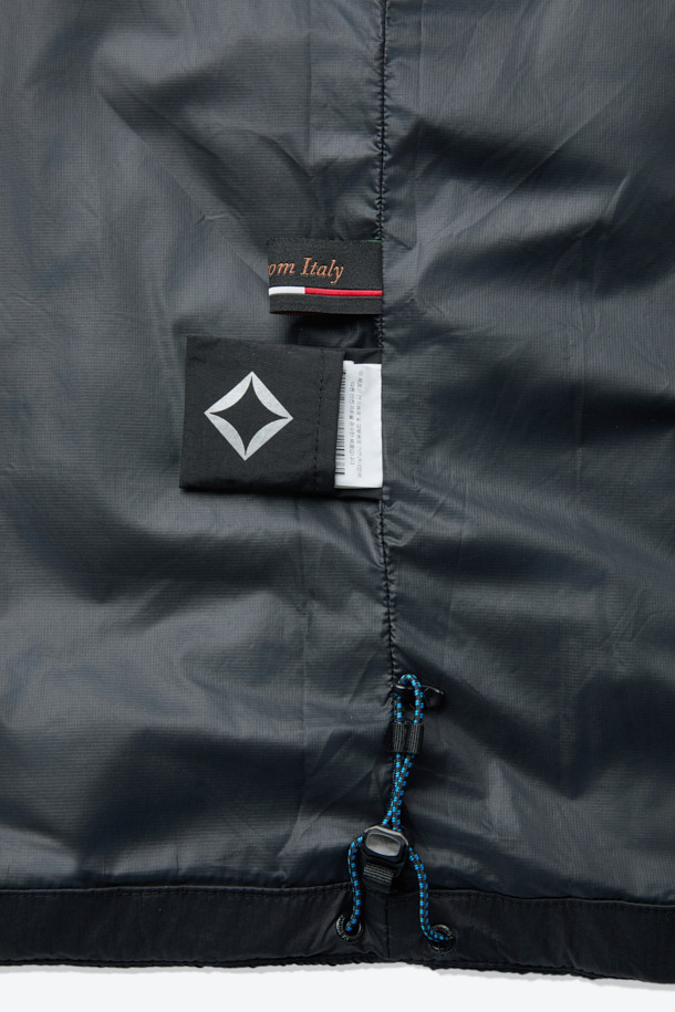 미니멀한 디자인과 뛰어난 보온성을 자랑하는 울 플리스 재킷입니다. 부드러운 촉감의 울 플리스 소재로 제작되어 가을, 겨울철 일상 및 아웃도어 활동에 적합합니다. 하이넥 디자인과 2WAY 지퍼 여밈으로 실용성을 더했으며, 이클립스 로고 모티브와 우븐 하단 디테일이 세련된 포인트를 더합니다. 레귤러핏으로 제작되어 편안한 착용감을 선사하며, 셋업 스타일링도 가능하여 출근룩과 캠핑룩 등 다양한 TPO에 활용할 수 있습니다. 땀 냄새 억제, 습도 조절 기능으로 쾌적한 착용감을 유지합니다.
