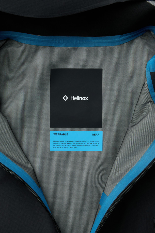 3L 하드쉘 재킷은 아웃도어 활동, 하이킹, 등산에 적합한 남녀 공용 방수/방풍 재킷입니다. 미니멀하고 스포티한 스타일의 블랙 색상 무지 디자인으로, 겨울철 두꺼운 두께감으로 보온성을 높였습니다. 3레이어 구조, 내수압 20,000mm, 투습 기능, 에어쉴드 후드, 사이드 벤틸레이션을 갖춰 쾌적한 착용감을 제공합니다. YKK 방수 지퍼와 이중 포켓으로 실용성을 더했으며, 레귤러 핏과 긴 소매 기장으로 활동성을 높였습니다. 등산룩, 캠핑룩 등 다양한 TPO에 활용 가능합니다.
