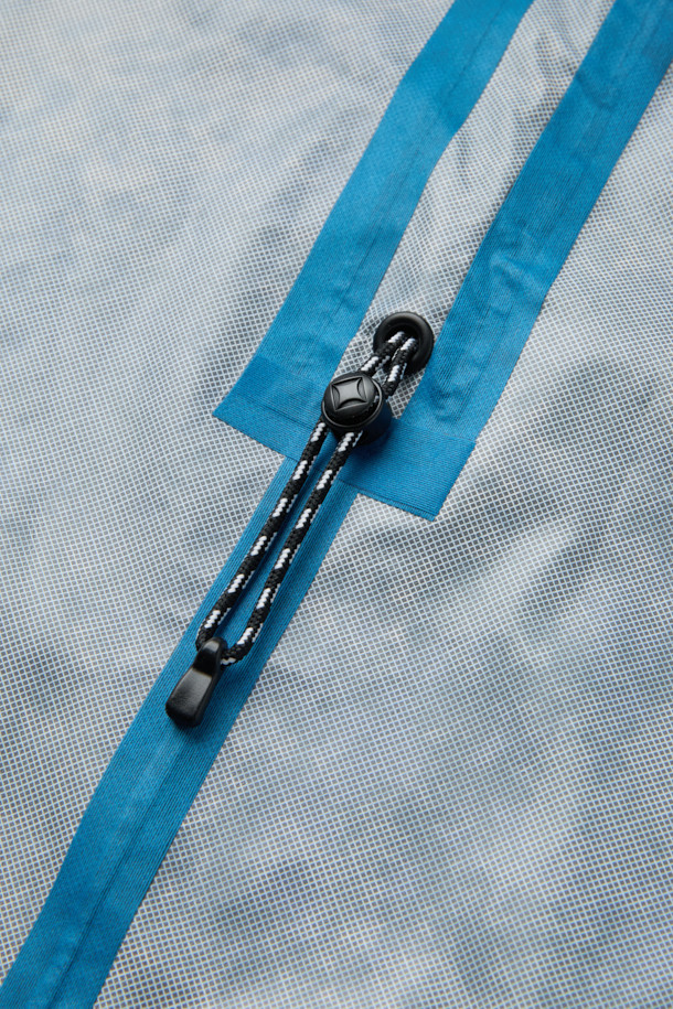 리플렉티브 2.5L 듀얼판초는 하이킹, 캠핑, 트레킹, 백패킹 등 다양한 아웃도어 활동에 적합한 판초입니다. 블루, 네이비 두 가지 색상으로 제공되며, 봄, 여름, 가을 계절에 착용하기 좋습니다. 얇고 가벼운 2.5L 멤브레인 소재에, 방수, 투습, 발수 기능을 갖춰 쾌적한 착용감을 제공합니다. 롱 기장에 오버핏 또는 루즈핏으로 편안하게 착용 가능하며, 지퍼형과 스냅 여밈 방식으로 편리합니다. 반사 기능을 갖춘 리플렉티브 디자인으로 야간 활동 시 안전성을 높였으며, 타프 형태로 변형하여 활용할 수도 있습니다.
