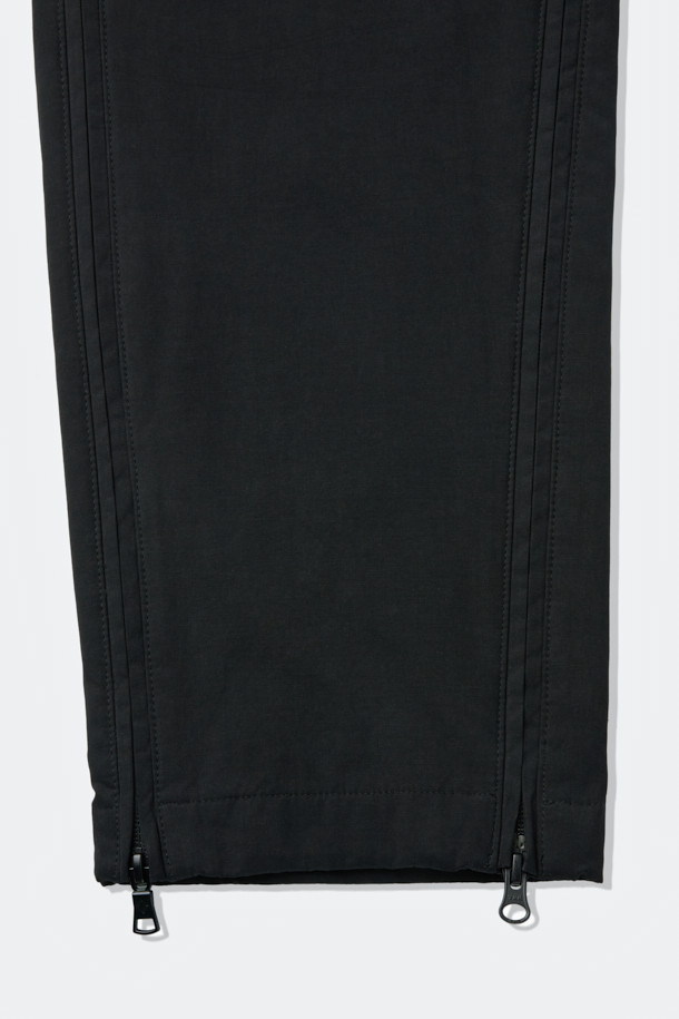 "트랜스폼 듀얼 팬츠"는 간절기에 적합한 남녀 공용 슬림핏 긴바지입니다. 블랙 색상으로, 하이킹, 캠핑, 일상생활 등 다양한 용도로 활용 가능합니다. 면, 폴리에스테르, 나일론 혼방의 두꺼운 소재를 사용하여 내구성을 높였으며, 벤틸레이션 메쉬 패널과 2WAY 사이드 지퍼, 모듈형 구조, 디본딩 원단 등의 특징으로 기능성을 더했습니다. 스포티, 캐주얼, 고프코어 스타일을 모두 소화하며, 캠핑룩, 등산룩, 여행룩에 매치하기 좋습니다. 통기, 사이즈 조절, 환기 기능으로 쾌적한 착용감을 제공합니다.
