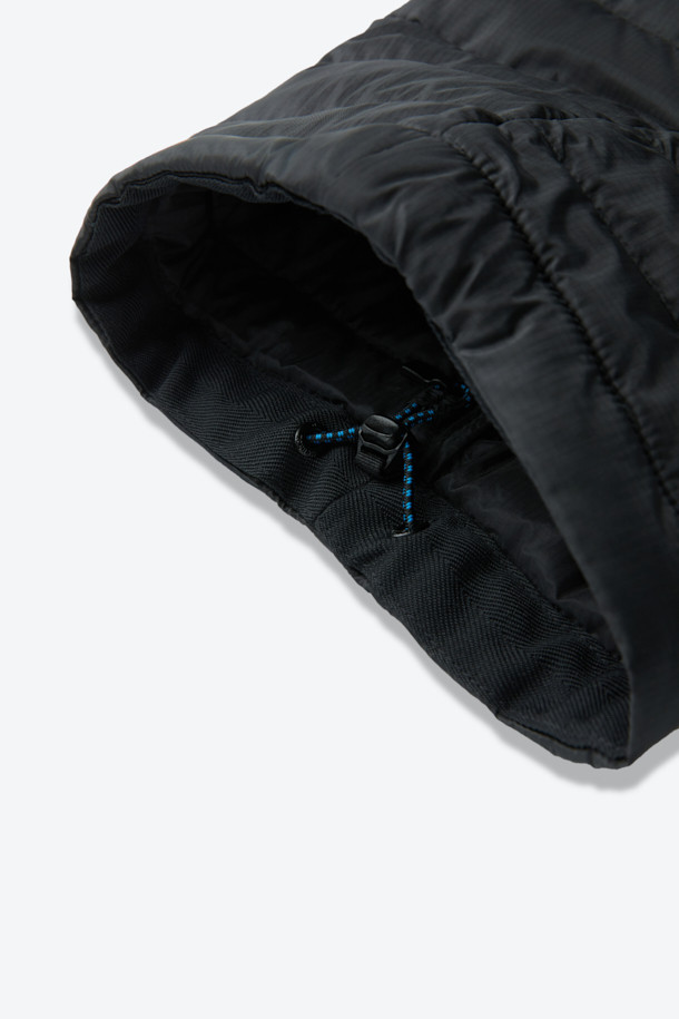 겨울철 야외 활동과 일상에서 활용하기 좋은 디테처블 구스 다운팬츠입니다. 800 필파워 유러피안 구스다운 안감과 10데니어 립스탑 나일론 겉감으로 뛰어난 보온성과 가벼운 착용감을 제공합니다. 레귤러핏으로 제작되어 편안한 활동성을 보장하며, 발수 기능으로 눈이나 가벼운 비에도 끄떡없습니다. 디테처블 디자인으로 상황에 따라 하프 팬츠 또는 긴 바지로 연출 가능하며, 포터블백이 함께 제공되어 휴대와 보관이 용이합니다. 스포티, 캐주얼, 고프코어 스타일을 모두 소화하며 캠핑, 여행, 등산 등 다양한 TPO에 적합합니다.
