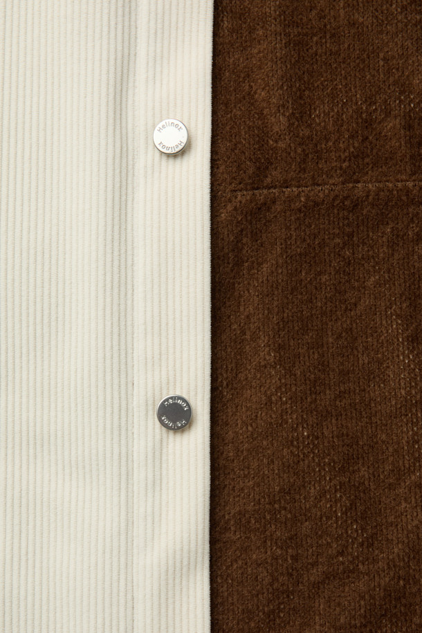 따뜻하고 포근한 겨울을 위한 코듀로이 셔츠입니다. 베이지와 아이보리 두 가지 색상으로 출시되어 어떤 스타일에도 매치하기 용이합니다. 두꺼운 두께감의 코듀로이와 폴리에스테르 혼방 소재로 제작되어 보온성과 통기성을 동시에 갖췄으며, 안감은 OCTA 소재를 사용하여 쾌적한 착용감을 제공합니다. 루즈핏으로 편안한 착용감을 선사하며, 캠핑룩, 클래식, 미니멀, 캐주얼 등 다양한 스타일 연출에 활용할 수 있습니다. 아웃포켓 디테일과 빠른 건조 기능은 실용성을 더합니다.
