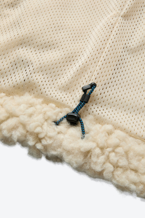 이탈리아 프리미엄 울 플리스 원단으로 제작된 울 플리스 베스트입니다. 아이보리와 베이지 두 가지 색상으로 출시되었으며, 캠핑, 아웃도어 활동은 물론 일상에서도 활용하기 좋습니다. 울 35% 혼방으로 보온성과 습도 조절 기능을 갖춰 가을, 겨울철 따뜻하게 착용할 수 있습니다. 하이넥 디자인과 레귤러핏으로 미니멀하고 캐주얼한 스타일을 연출하며, 이클립스 디테일 포켓과 곡선 절개 라인으로 디자인 포인트를 더했습니다. 집업 방식으로 간편하게 착용 가능하며, 부드러운 촉감과 소취 기능으로 쾌적함을 유지합니다.
