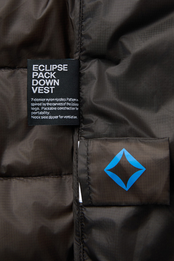 이클립스 팩 다운베스트는 가을, 겨울철 아웃도어 및 일상에서 활용하기 좋은 남녀 공용 다운 베스트입니다. 800 필파워 유러피안 구스 다운 충전재를 사용하여 가볍고 따뜻하며, 뛰어난 보온성과 방풍, 발수 기능을 제공합니다. 미니멀하고 스포티한 디자인에 무지 패턴의 블랙 컬러로, 여행, 캠핑, 등산 등 다양한 TPO에 활용하기 좋습니다. 레귤러핏으로 편안한 착용감을 선사하며, 비대칭형 지퍼와 포터블 백 구조, RDS 인증을 통해 기능성과 디자인을 모두 잡았습니다. 부드러운 나일론 소재로 제작되어 우수한 촉감을 느낄 수 있습니다.
