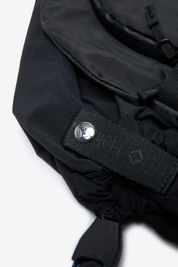 세련된 남성 듀얼 크로스백입니다. 블랙 컬러의 방수 나일론 소재로 제작되어 튼튼하고 실용적입니다. 반원 형태의 미디엄 사이즈 가방으로, 리버서블 구조와 양면 수납공간을 갖춰 실용성을 높였습니다. 이클립스 심볼 패턴과 조절 가능한 스트랩 디자인이 특징이며, 크로스백과 토트백으로 변형이 가능하여 출근룩, 여행룩, 비즈니스 캐주얼 등 다양한 TPO에 활용할 수 있습니다. 미니멀, 캐주얼, 시크한 스타일을 즐기는 남성에게 적합합니다.
