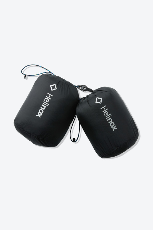 가을, 겨울 시즌 활용도가 높은 디테처블 미드레이어 경량 다운 재킷입니다. 블랙 색상의 무지 디자인으로 미니멀하고 스포티한 스타일을 연출하며, 일상 및 아웃도어 활동에 적합합니다. 가볍고 부드러운 나일론 소재와 얇은 두께감으로 편안한 착용감을 선사합니다. 소매 탈부착이 가능하며, 800 필파워 구스다운, 발수 가공, RDS 인증, 포터블백 수납 기능으로 휴대성과 보온성을 높였습니다. 여행룩, 출근룩 등 다양한 TPO에 미니멀, 스포티, 클래식 스타일로 매치하여 활용해보세요.
