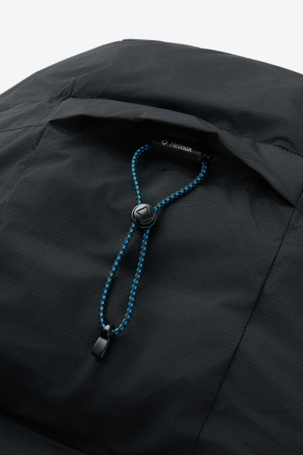 논퀼팅 헤비 다운자켓은 겨울철 일상 및 아웃도어 활동에 적합한 남녀 공용 다운자켓입니다. 미니멀한 스타일의 무지 디자인으로, 800 필파워 구스다운과 20데니어 2레이어 나일론 원단을 사용하여 두꺼운 두께감으로 뛰어난 보온성을 제공합니다. 논퀼팅 디자인과 발수, 방풍 기능을 갖춰 추운 날씨에도 쾌적하게 착용 가능하며, RDS 인증을 받아 윤리적인 소비를 지향합니다. 레귤러핏으로 편안한 착용감을 선사하며, 겨울 데일리룩, 여행룩에 미니멀, 클래식, 캐주얼 스타일을 더해줍니다.
