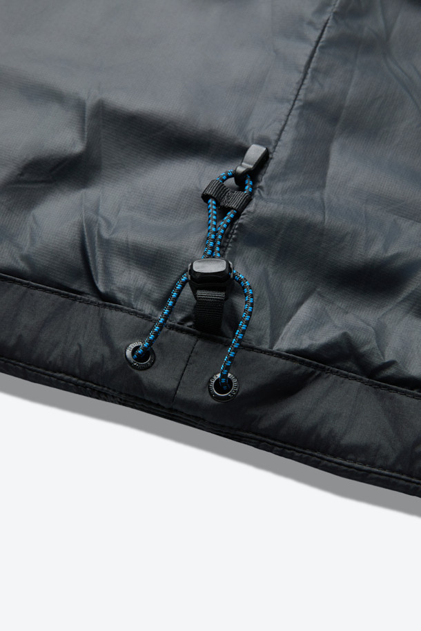 미니멀한 디자인과 뛰어난 보온성을 자랑하는 울 플리스 재킷입니다. 부드러운 촉감의 울 플리스 소재로 제작되어 가을, 겨울철 일상 및 아웃도어 활동에 적합합니다. 하이넥 디자인과 2WAY 지퍼 여밈으로 실용성을 더했으며, 이클립스 로고 모티브와 우븐 하단 디테일이 세련된 포인트를 더합니다. 레귤러핏으로 제작되어 편안한 착용감을 선사하며, 셋업 스타일링도 가능하여 출근룩과 캠핑룩 등 다양한 TPO에 활용할 수 있습니다. 땀 냄새 억제, 습도 조절 기능으로 쾌적한 착용감을 유지합니다.
