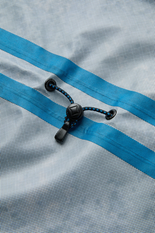 리플렉티브 2.5L 듀얼판초는 하이킹, 캠핑, 트레킹, 백패킹 등 다양한 아웃도어 활동에 적합한 판초입니다. 블루, 네이비 두 가지 색상으로 제공되며, 봄, 여름, 가을 계절에 착용하기 좋습니다. 얇고 가벼운 2.5L 멤브레인 소재에, 방수, 투습, 발수 기능을 갖춰 쾌적한 착용감을 제공합니다. 롱 기장에 오버핏 또는 루즈핏으로 편안하게 착용 가능하며, 지퍼형과 스냅 여밈 방식으로 편리합니다. 반사 기능을 갖춘 리플렉티브 디자인으로 야간 활동 시 안전성을 높였으며, 타프 형태로 변형하여 활용할 수도 있습니다.
