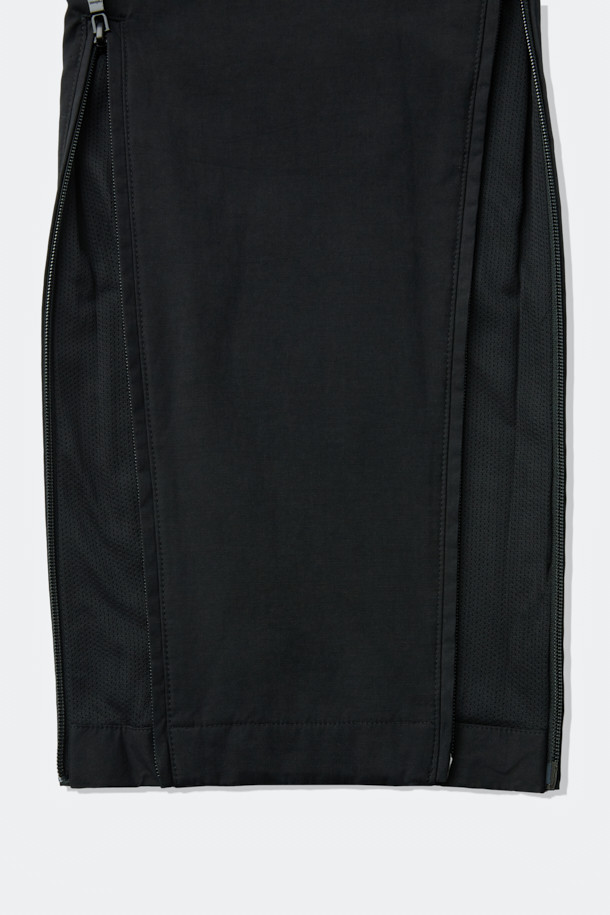 "트랜스폼 듀얼 팬츠"는 간절기에 적합한 남녀 공용 슬림핏 긴바지입니다. 블랙 색상으로, 하이킹, 캠핑, 일상생활 등 다양한 용도로 활용 가능합니다. 면, 폴리에스테르, 나일론 혼방의 두꺼운 소재를 사용하여 내구성을 높였으며, 벤틸레이션 메쉬 패널과 2WAY 사이드 지퍼, 모듈형 구조, 디본딩 원단 등의 특징으로 기능성을 더했습니다. 스포티, 캐주얼, 고프코어 스타일을 모두 소화하며, 캠핑룩, 등산룩, 여행룩에 매치하기 좋습니다. 통기, 사이즈 조절, 환기 기능으로 쾌적한 착용감을 제공합니다.
