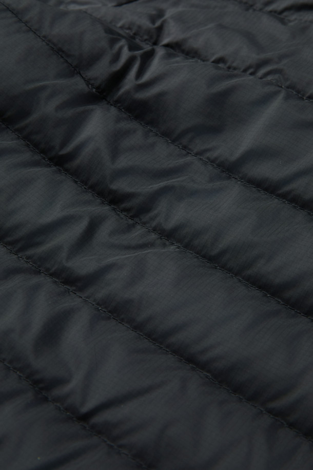 겨울철 야외 활동과 일상에서 활용하기 좋은 디테처블 구스 다운팬츠입니다. 800 필파워 유러피안 구스다운 안감과 10데니어 립스탑 나일론 겉감으로 뛰어난 보온성과 가벼운 착용감을 제공합니다. 레귤러핏으로 제작되어 편안한 활동성을 보장하며, 발수 기능으로 눈이나 가벼운 비에도 끄떡없습니다. 디테처블 디자인으로 상황에 따라 하프 팬츠 또는 긴 바지로 연출 가능하며, 포터블백이 함께 제공되어 휴대와 보관이 용이합니다. 스포티, 캐주얼, 고프코어 스타일을 모두 소화하며 캠핑, 여행, 등산 등 다양한 TPO에 적합합니다.
