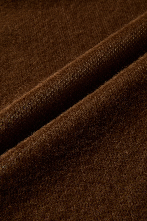 따뜻하고 포근한 겨울을 위한 코듀로이 셔츠입니다. 베이지와 아이보리 두 가지 색상으로 출시되어 어떤 스타일에도 매치하기 용이합니다. 두꺼운 두께감의 코듀로이와 폴리에스테르 혼방 소재로 제작되어 보온성과 통기성을 동시에 갖췄으며, 안감은 OCTA 소재를 사용하여 쾌적한 착용감을 제공합니다. 루즈핏으로 편안한 착용감을 선사하며, 캠핑룩, 클래식, 미니멀, 캐주얼 등 다양한 스타일 연출에 활용할 수 있습니다. 아웃포켓 디테일과 빠른 건조 기능은 실용성을 더합니다.
