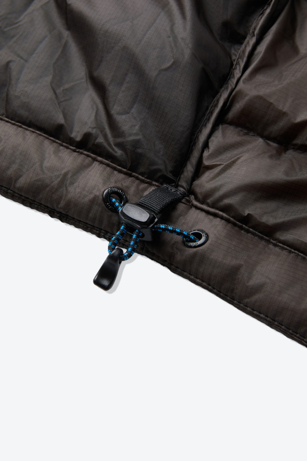 이클립스 팩 다운베스트는 가을, 겨울철 아웃도어 및 일상에서 활용하기 좋은 남녀 공용 다운 베스트입니다. 800 필파워 유러피안 구스 다운 충전재를 사용하여 가볍고 따뜻하며, 뛰어난 보온성과 방풍, 발수 기능을 제공합니다. 미니멀하고 스포티한 디자인에 무지 패턴의 블랙 컬러로, 여행, 캠핑, 등산 등 다양한 TPO에 활용하기 좋습니다. 레귤러핏으로 편안한 착용감을 선사하며, 비대칭형 지퍼와 포터블 백 구조, RDS 인증을 통해 기능성과 디자인을 모두 잡았습니다. 부드러운 나일론 소재로 제작되어 우수한 촉감을 느낄 수 있습니다.
