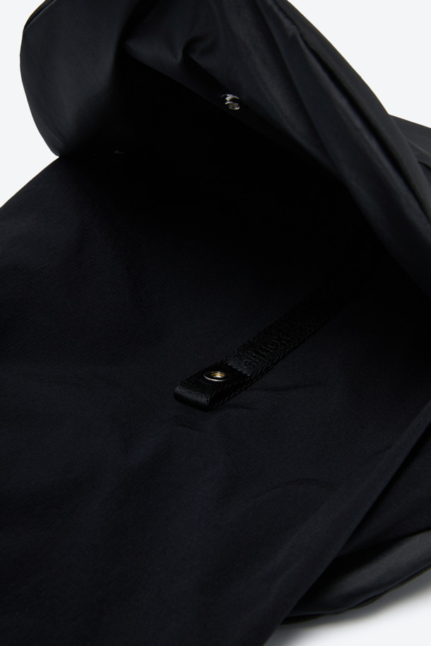 세련된 남성 듀얼 크로스백입니다. 블랙 컬러의 방수 나일론 소재로 제작되어 튼튼하고 실용적입니다. 반원 형태의 미디엄 사이즈 가방으로, 리버서블 구조와 양면 수납공간을 갖춰 실용성을 높였습니다. 이클립스 심볼 패턴과 조절 가능한 스트랩 디자인이 특징이며, 크로스백과 토트백으로 변형이 가능하여 출근룩, 여행룩, 비즈니스 캐주얼 등 다양한 TPO에 활용할 수 있습니다. 미니멀, 캐주얼, 시크한 스타일을 즐기는 남성에게 적합합니다.
