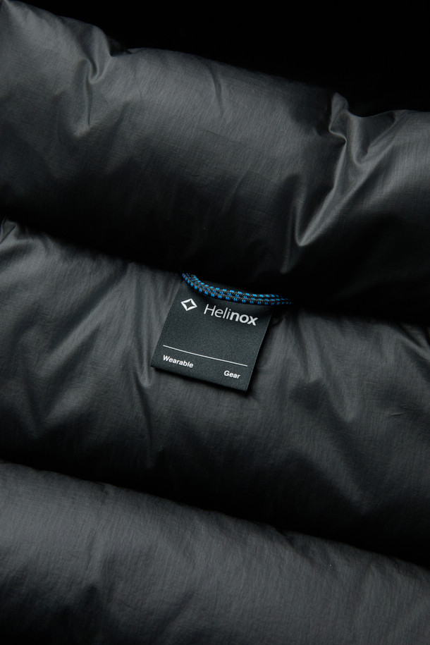 논퀼팅 헤비 다운자켓은 겨울철 일상 및 아웃도어 활동에 적합한 남녀 공용 다운자켓입니다. 미니멀한 스타일의 무지 디자인으로, 800 필파워 구스다운과 20데니어 2레이어 나일론 원단을 사용하여 두꺼운 두께감으로 뛰어난 보온성을 제공합니다. 논퀼팅 디자인과 발수, 방풍 기능을 갖춰 추운 날씨에도 쾌적하게 착용 가능하며, RDS 인증을 받아 윤리적인 소비를 지향합니다. 레귤러핏으로 편안한 착용감을 선사하며, 겨울 데일리룩, 여행룩에 미니멀, 클래식, 캐주얼 스타일을 더해줍니다.
