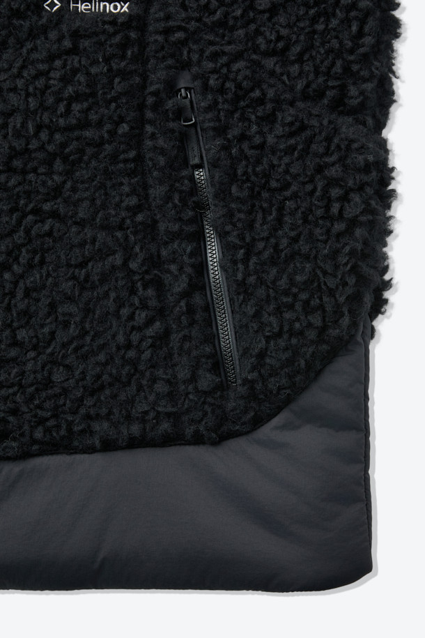 미니멀한 디자인과 뛰어난 보온성을 자랑하는 울 플리스 재킷입니다. 부드러운 촉감의 울 플리스 소재로 제작되어 가을, 겨울철 일상 및 아웃도어 활동에 적합합니다. 하이넥 디자인과 2WAY 지퍼 여밈으로 실용성을 더했으며, 이클립스 로고 모티브와 우븐 하단 디테일이 세련된 포인트를 더합니다. 레귤러핏으로 제작되어 편안한 착용감을 선사하며, 셋업 스타일링도 가능하여 출근룩과 캠핑룩 등 다양한 TPO에 활용할 수 있습니다. 땀 냄새 억제, 습도 조절 기능으로 쾌적한 착용감을 유지합니다.
