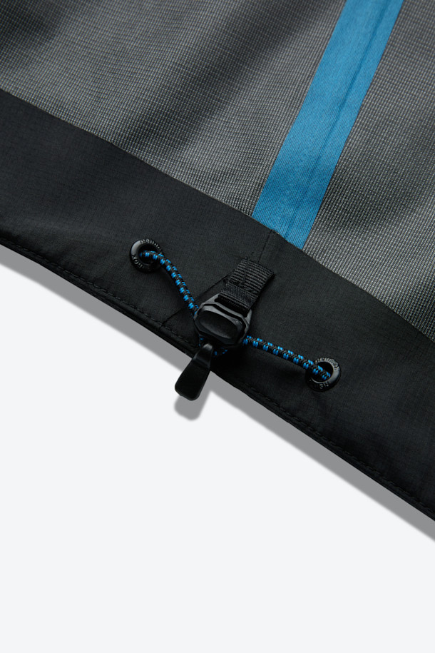 3L 하드쉘 재킷은 아웃도어 활동, 하이킹, 등산에 적합한 남녀 공용 방수/방풍 재킷입니다. 미니멀하고 스포티한 스타일의 블랙 색상 무지 디자인으로, 겨울철 두꺼운 두께감으로 보온성을 높였습니다. 3레이어 구조, 내수압 20,000mm, 투습 기능, 에어쉴드 후드, 사이드 벤틸레이션을 갖춰 쾌적한 착용감을 제공합니다. YKK 방수 지퍼와 이중 포켓으로 실용성을 더했으며, 레귤러 핏과 긴 소매 기장으로 활동성을 높였습니다. 등산룩, 캠핑룩 등 다양한 TPO에 활용 가능합니다.
